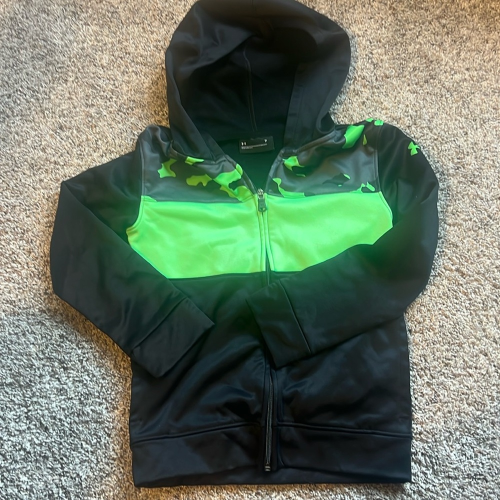 Boys Under Armour hooded sweatshirt size 7